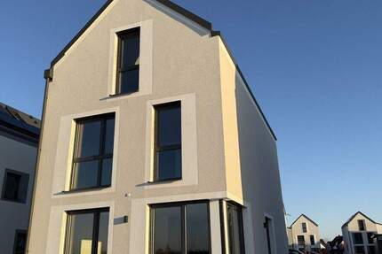 Haus Köfering - 4 Zimmer, 150 m&sup2;, 2.100&euro; | Angebot:25702670