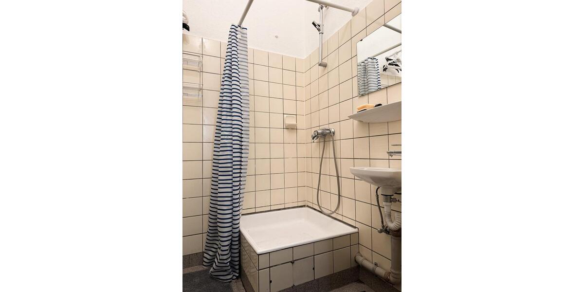 Altbauwohnung mit 4 Zimmern in der Innenstadt - Wg geiegnet 4 zimmer