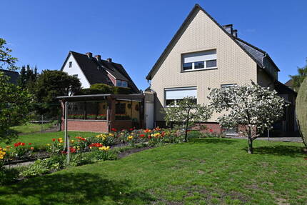 Provisionsfrei für den Käufer....!!! Zweifamilienhaus nebst großer Garage in ruhiger Lage ..... !!! 8 zimmer