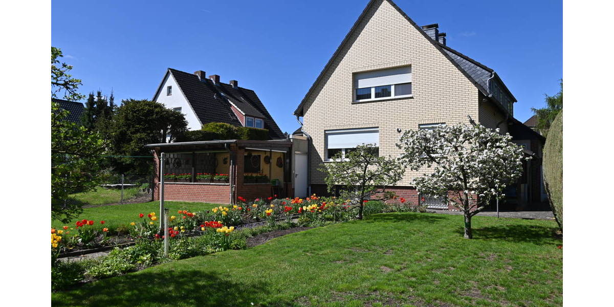 Provisionsfrei für den Käufer....!!! Zweifamilienhaus nebst großer Garage in ruhiger Lage ..... !!! 8 zimmer