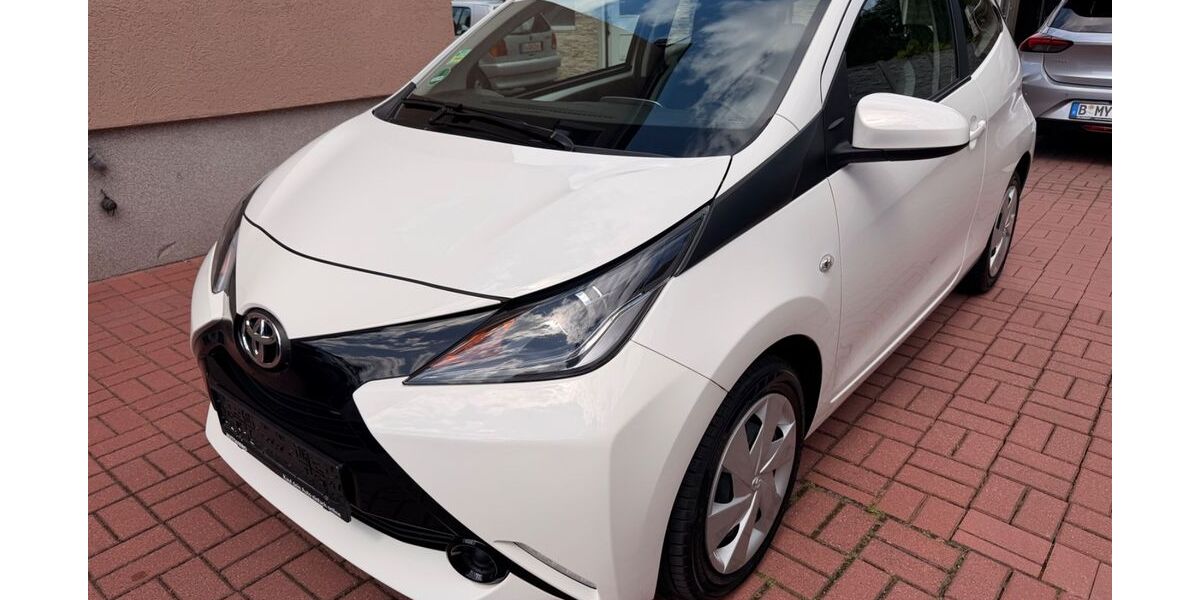 Toyota Aygo (X) 5.600 km 10.950 &euro; Berlin 12355