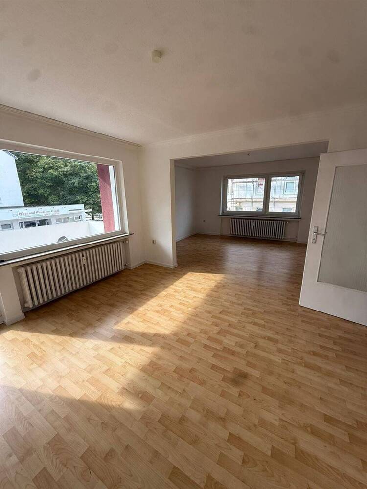 Gut geschnittene, modernisierte 3-Zimmer-Wohnung am Waller Park mit Balkon