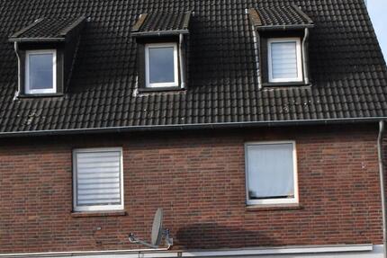 Die Wohnung befindet sich im 2. Stock eines ruhigen 6 Familienhauses in Bergkamen. Im Jahr 2025 neue Fenster, Im Jahr 2023 neuer Fußboden, neues Bad, neue Nachtspeicherheizungen. Sie können hier... 1 zimmer