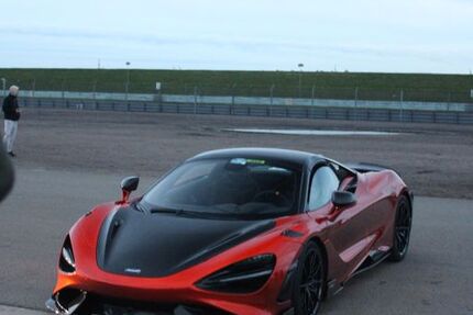 McLaren 765