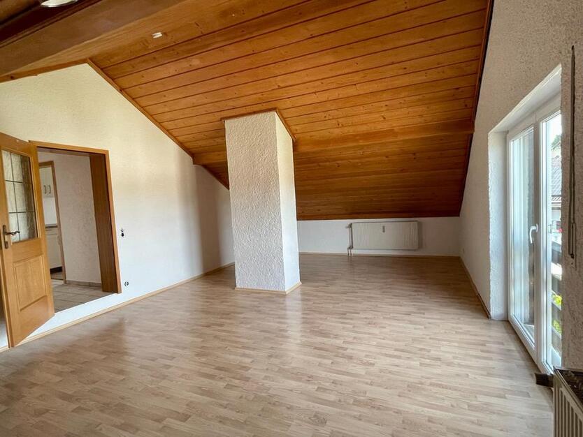 Helle 4-Zimmer-DG-Wohnung mit EBK – perfekt für Familie oder Home zimmer