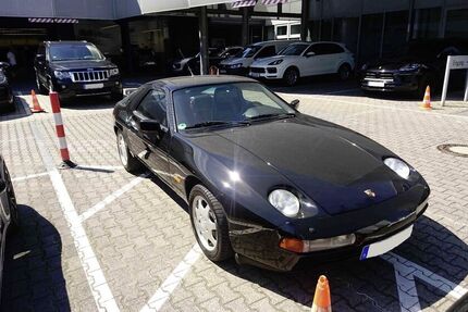 Porsche 928