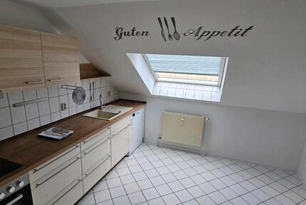 wunderschöne 3 Zimmer DG Wohnung mit Einbauküche