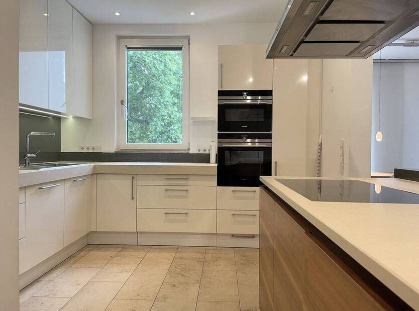 Moderne hochwertige Fünf-Zimmer-Wohnung mit Balkon