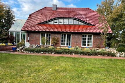Gepflegtes Einfamilienhaus mit Garage und parkähnlichem Grundstück