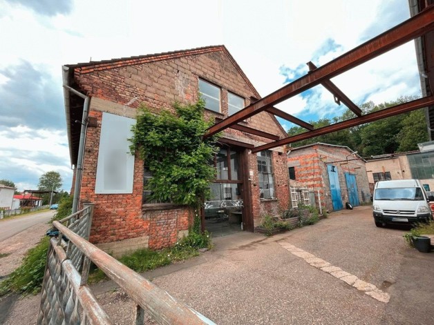 Grundstückspaket mit Gewerbegebäuden und Büros zimmer