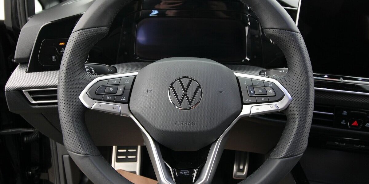 VW Golf VIII Variant 1.5 TSI R-Line LED+KAMERA+ACC 32.175 km 26.900 &euro; Hagenow 19230
