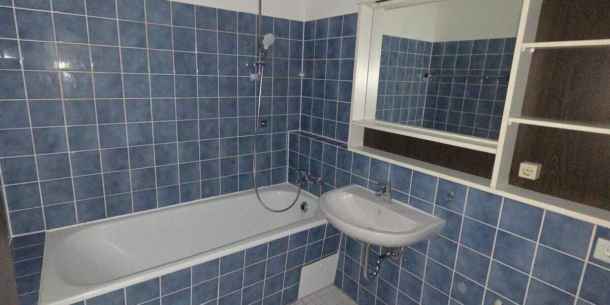 Renovierte 3-Zimmer-Wohnung mit neuem Boden, neuen Wänden, Balkon, Wannenbad, Gäste-WC, Aufzug 3 zimmer