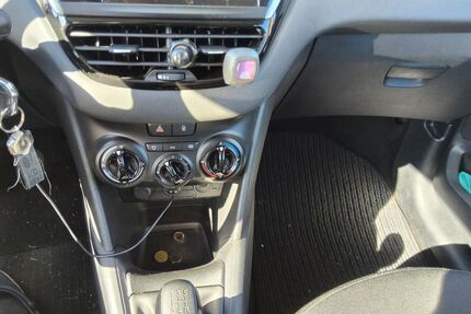 Peugeot 208 130.000 km 2.800 &euro; Brokstedt 24616