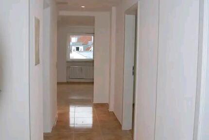 Schöne,sanierte 3,5 Zimmer -DG-Wohnung mit gehobener Innenaustatt 1 zimmer