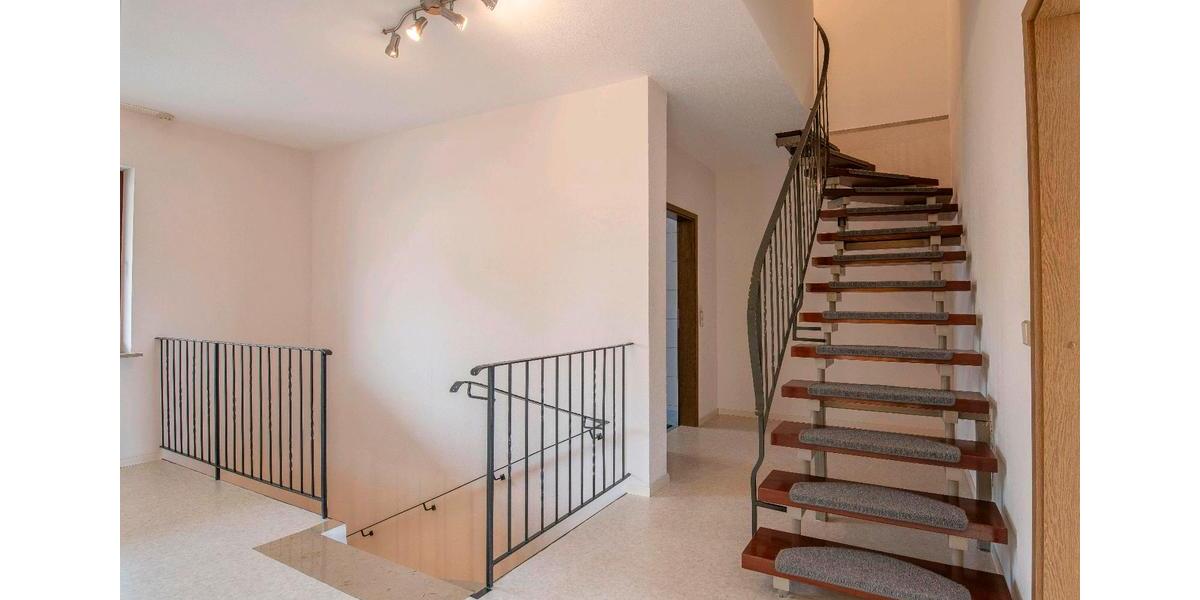 Doppelhaushälfte Röttingen - 7 Zimmer, 230 m&sup2;, 448.000&euro; | Angebot:26765969
