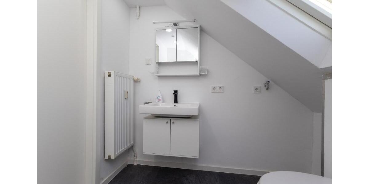 Ideal für Single oder Paar: Renovierte Dachgeschosswohnung zum vermieten 2 zimmer