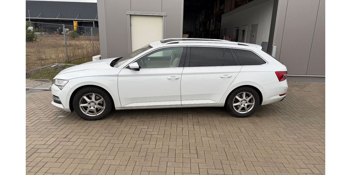 Skoda Superb 179.000 km 22.600 &euro; hennigsdorf 16761