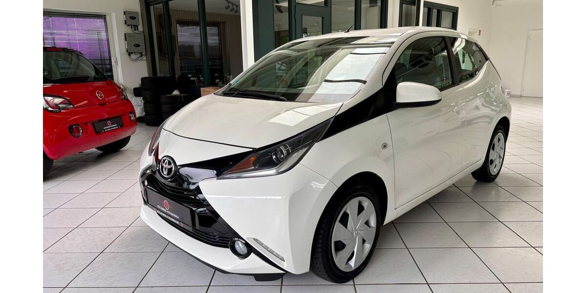 Toyota Aygo (X) 107.230 km 9.999 &euro; Buxtehude 21614