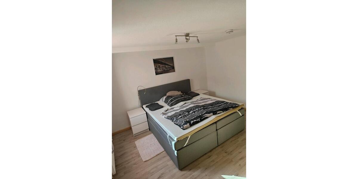 Vollmöbellierte Dachgeschosswohnung 2 Zimmer Küche Bad zimmer