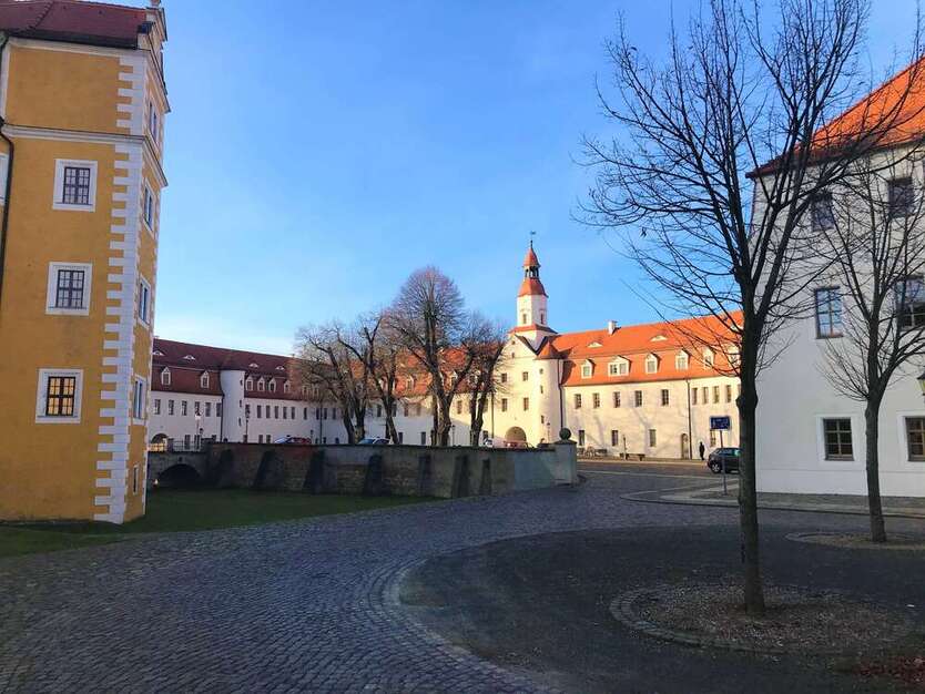 NEU -frisch renoviert. Gut geschnittene 4 Zimmer mit Balkon und Einbauküche! 4 zimmer