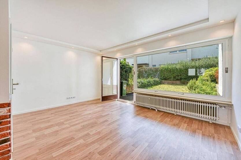 Charmantes, modernisiertes Reihenhaus mit Garten, Balkon & Garage - in Stuttgart-Altenburg