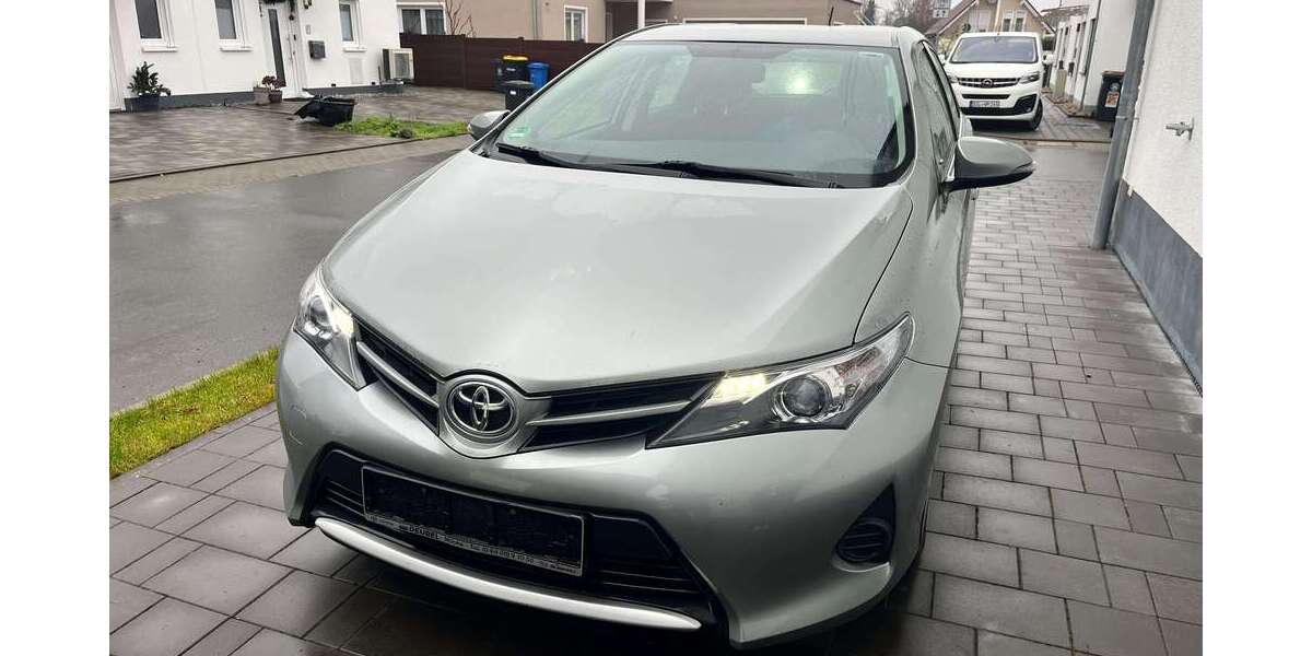 Toyota Auris 128.543 km 7.500 &euro; Wetzlar 35578