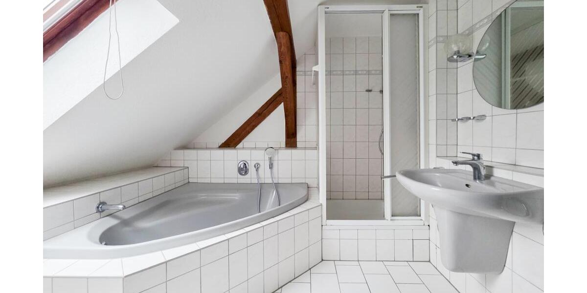 Schöne 3 Raum-Dachgeschoss Whg. mit Eckbadewanne - Dachgeschoßwohnung Gera Ostviertel | Angebot:26335591
