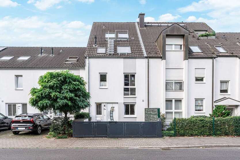 Haus zum Kaufen in Düsseldorf 1.100.000 € 202 m² 7 zimmer