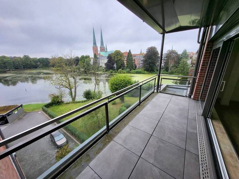 Exklusiv: Sanierte 3-Zi.-Wohnung mit Carport, Aufzug, Balkon & traumhaftem DOM-Blick am Mühlenteich