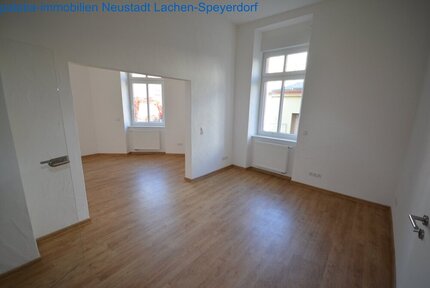 Eine wunderschoene AltbauWohnung in zentraler Stadtlage.