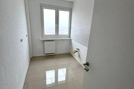 Schöne Stilvolle sonnige 3-R.-Wohnung in Dessau im 4.OG,58,20m2 mit BLK.zu vermieten. 3 zimmer