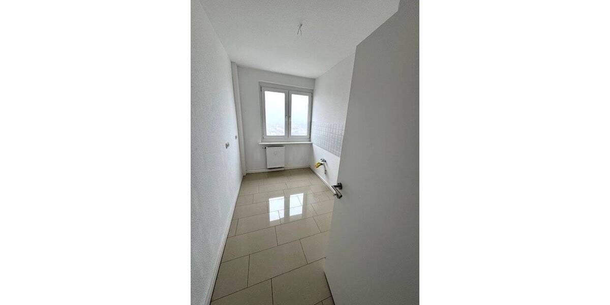 Schöne Stilvolle sonnige 3-R.-Wohnung in Dessau im 4.OG,58,20m2 mit BLK.zu vermieten. 3 zimmer