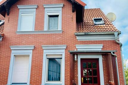 Einfamilienhaus mit Nebengelass und Garage zimmer