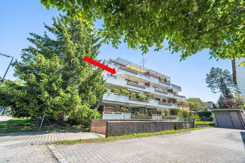 Großzügige und sehr gepflegte 4-Zimmer-Wohnung mit 2 Balkonen und Einbauküche.