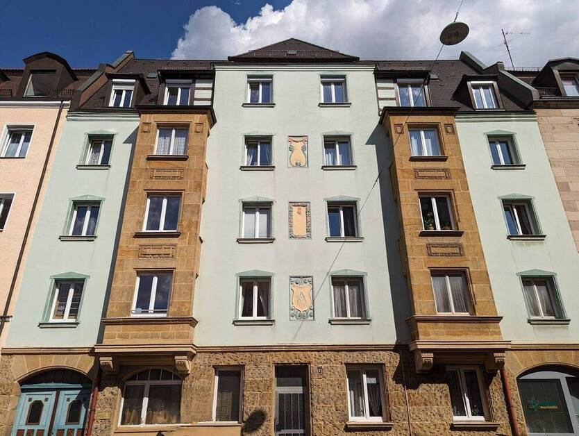 Komplett sanierte 4-Zimmer AltbauWohnung in U-Bahnnähe