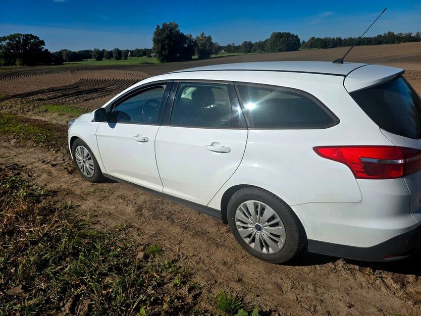 Ford Focus 136.000 km 8.499 € Neu Poserin 19399