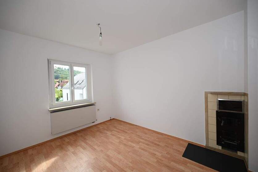 Wohnen im ruhigen Umfeld! Ältere und preiswerte 3-Zimmer-Wohnung in schöner Größe 3 zimmer