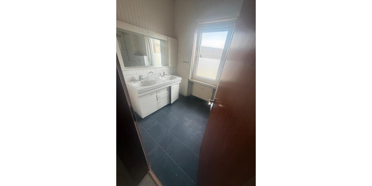 Erdgeschoßwohnung Iserlohn - 4 Zimmer, 130 m&sup2;, 1.370&euro; | Angebot:25855856