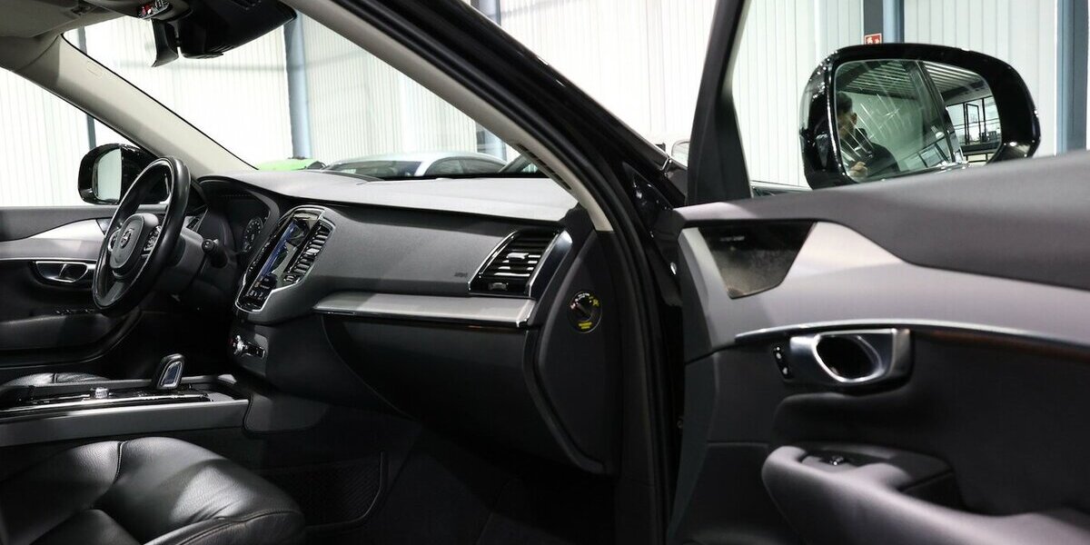 Volvo XC90 T8 P-HEV AWD EXPRESSION R-DESIGN / 7-SITZER 143.000 km 38.444 &euro; Hamm 59077