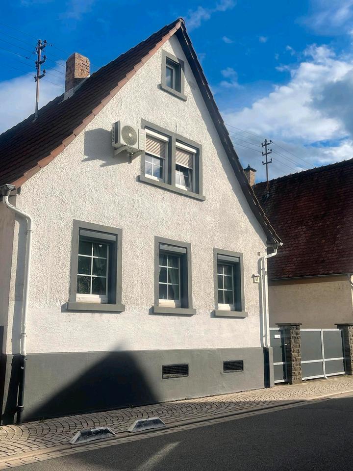 Einfamilienhaus mit Scheune und großem Garten in bester Lage