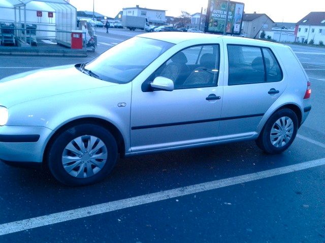 VW Golf 98.000 km 3.350 &euro; Wiesbaden 65205