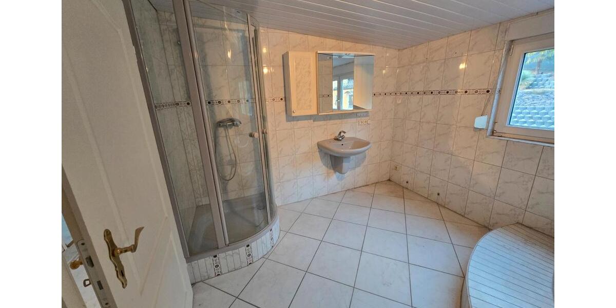 Etagenwohnung Saarbrücken Brebach-Fechingen - 5 Zimmer, 155 m&sup2;, 240.000&euro; | Angebot:26111977