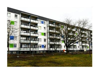 2-Raum Wohnung mit großem Balkon und einer kleinen Küchenzeile