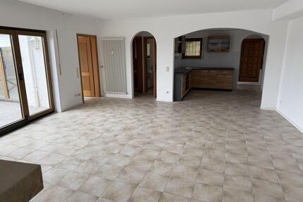 schöne 4 Zimmer Wohnung mit Kamin und Terrasse zu vermieten
