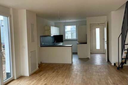Haus Wiesbaden Mainz-Amöneburg - 5 Zimmer, 140 m&sup2;, 2.302&euro; | Angebot:25082219