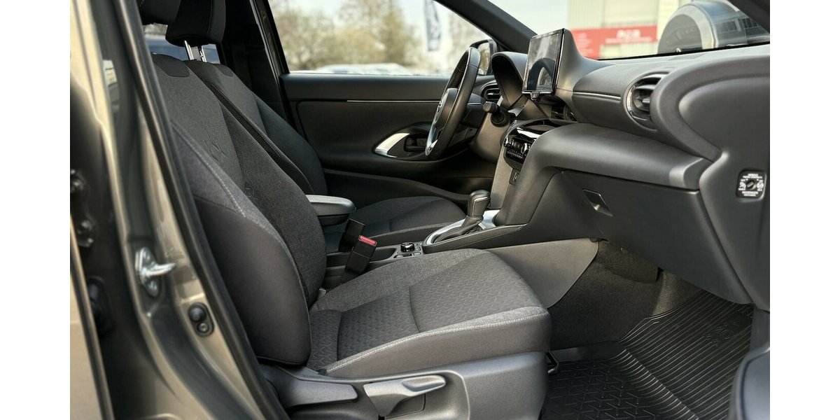 Toyota Yaris Cross TEAM D/Hybrid AWD-i KAMERA/NAVI/DAB 25.628 km 23.800 &euro; Villingen-Schwenningen 78054