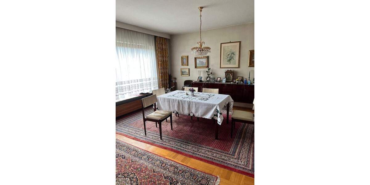 Wohnhaus mit Praxisräumen und Einliegerwohnung 9 zimmer