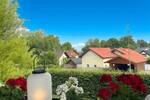 Charmantes, vermietetes Doppelhaus für zwei Familien mit großem Garten und viel Potential