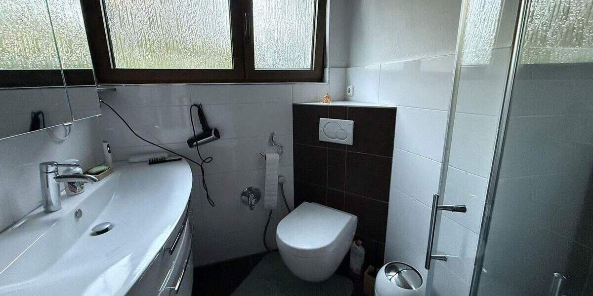 Freistehendes, vielseitig nutzbares Zweifamilienhaus mit großem Garten 9 zimmer