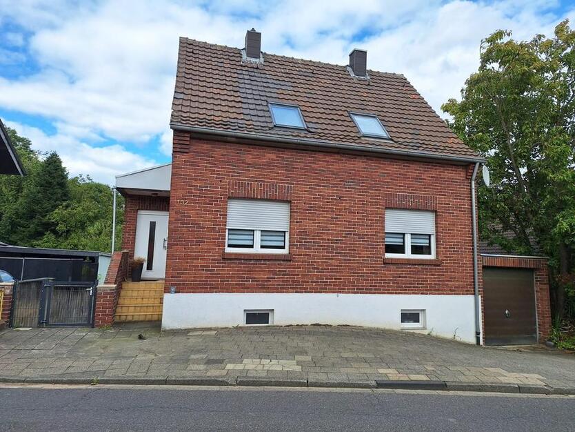 Freistehendes Einfamilienhaus mit Garage